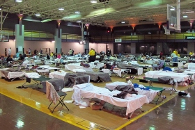 Ministros Voluntarios de Scientology dotando los refugios en Nashville. 