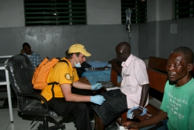 David cuidando de los pacientes del Hospital General de Puerto Príncipe, Haití