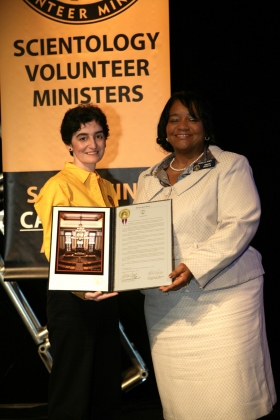 La Senadora del Estado de Georgia, Donzella James, presentó la Resolución SR998 del Estado de Georgia al cuerpo de Ministros Voluntarios de Scientology.