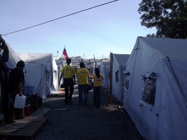 Campo de refugiados en la ciudad portera de Talcahuano, Provincia de  Concepción, abril de 2010.
