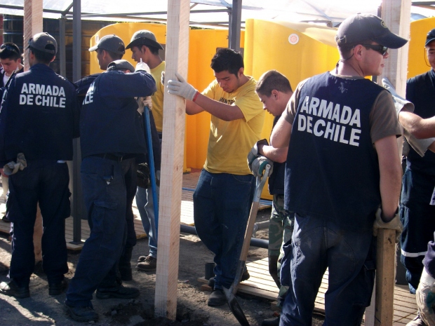 Asistiendo a la Armada de Chile en la construcción de refugios permanentes, mayo de 2010.